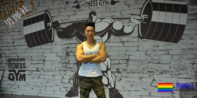 肌肉爷们迷之自信，就因练就了霸气腰 - 51虹马