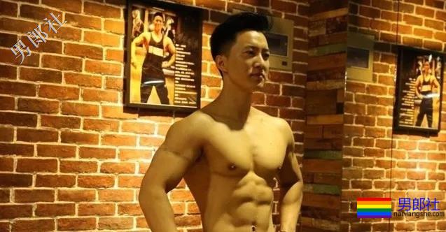 肌肉爷们迷之自信，就因练就了霸气腰 - 51虹马