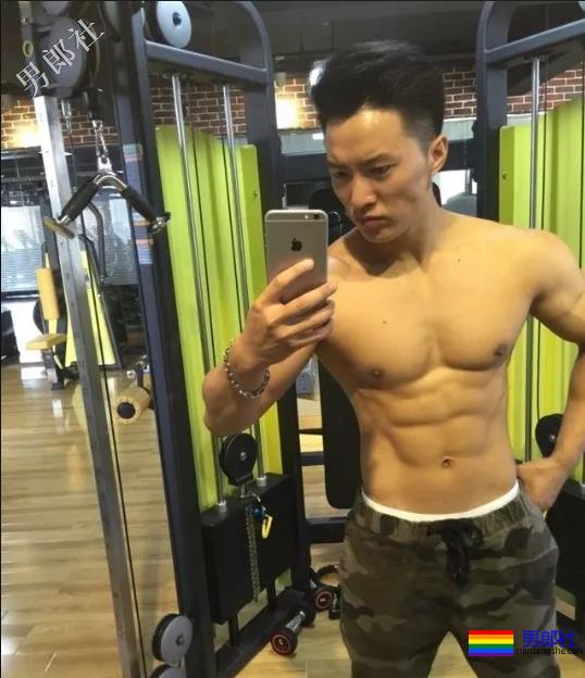 肌肉爷们迷之自信，就因练就了霸气腰 - 51虹马