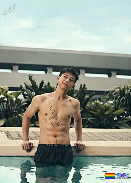 比起李现的六块腹肌,这个188大长腿校草更让我心动! - 51虹马 比起李现的六块腹肌,这个188大长腿校草更让我心动! - 51虹马