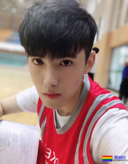 比起李现的六块腹肌,这个188大长腿校草更让我心动! - 51虹马 比起李现的六块腹肌,这个188大长腿校草更让我心动! - 51虹马