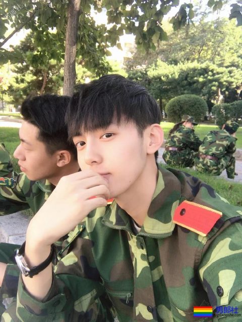 比起李现的六块腹肌,这个188大长腿校草更让我心动! - 51虹马 比起李现的六块腹肌,这个188大长腿校草更让我心动! - 51虹马