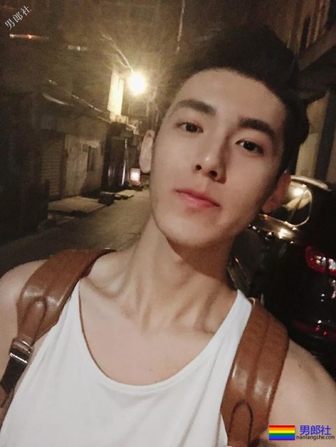 比起李现的六块腹肌,这个188大长腿校草更让我心动! - 51虹马 比起李现的六块腹肌,这个188大长腿校草更让我心动! - 51虹马