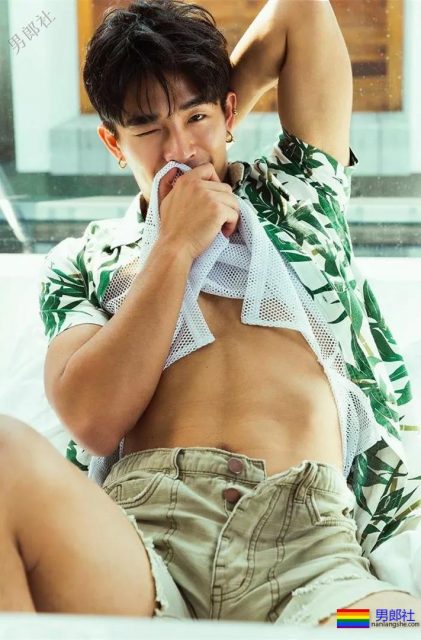 腹肌体育生大胆拍超A写真，公狗腰舞蹈天菜被男摄影师青睐！ - 51虹马