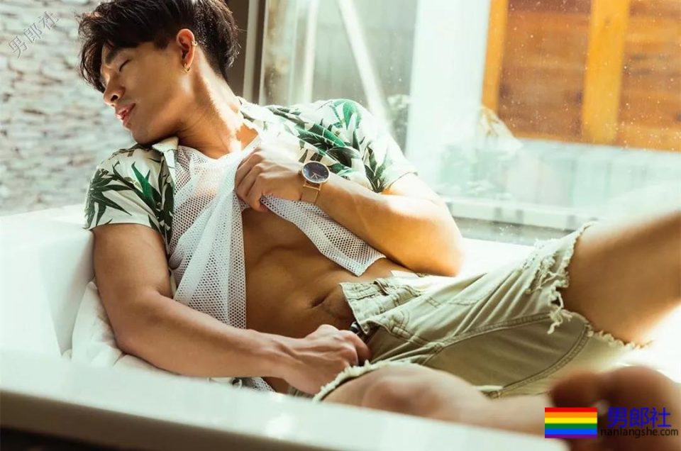 腹肌体育生大胆拍超A写真，公狗腰舞蹈天菜被男摄影师青睐！ - 51虹马