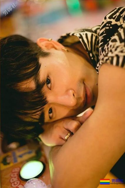 腹肌体育生大胆拍超A写真，公狗腰舞蹈天菜被男摄影师青睐！ - 51虹马