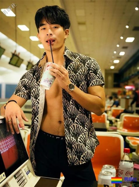 腹肌体育生大胆拍超A写真，公狗腰舞蹈天菜被男摄影师青睐！ - 51虹马