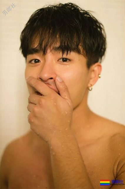 腹肌体育生大胆拍超A写真，公狗腰舞蹈天菜被男摄影师青睐！ - 51虹马