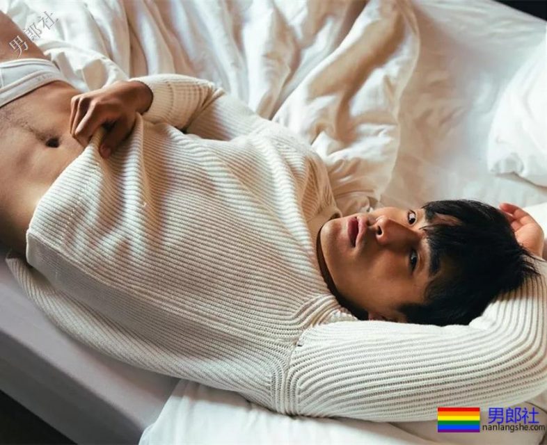 腹肌体育生大胆拍超A写真，公狗腰舞蹈天菜被男摄影师青睐！ - 51虹马