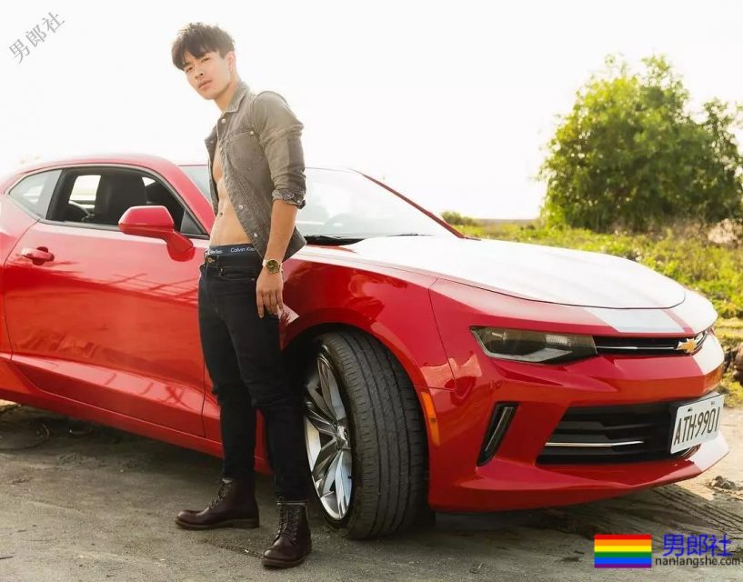 腹肌体育生大胆拍超A写真，公狗腰舞蹈天菜被男摄影师青睐！ - 51虹马