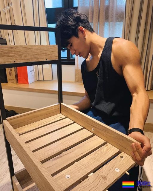 腹肌体育生大胆拍超A写真，公狗腰舞蹈天菜被男摄影师青睐！ - 51虹马