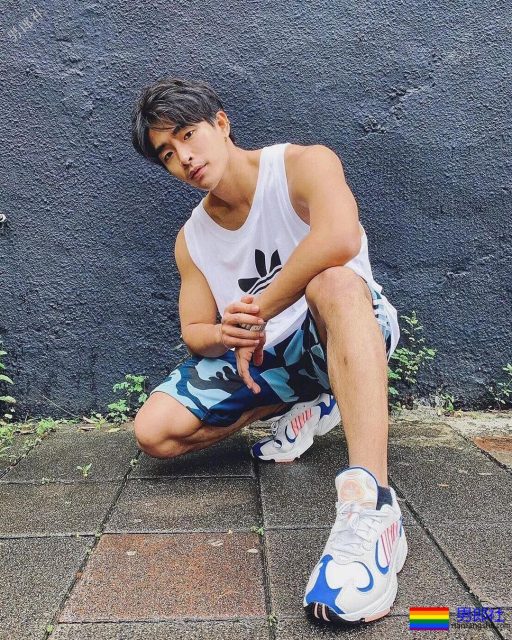 腹肌体育生大胆拍超A写真，公狗腰舞蹈天菜被男摄影师青睐！ - 51虹马