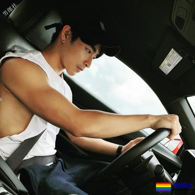 腹肌体育生大胆拍超A写真，公狗腰舞蹈天菜被男摄影师青睐！ - 51虹马