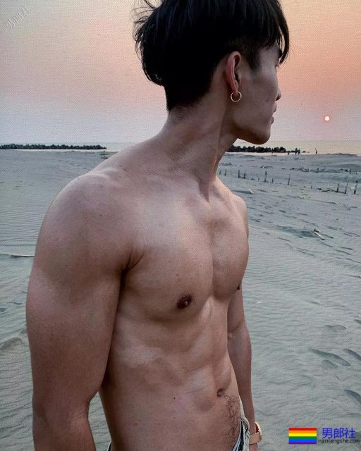 腹肌体育生大胆拍超A写真，公狗腰舞蹈天菜被男摄影师青睐！ - 51虹马