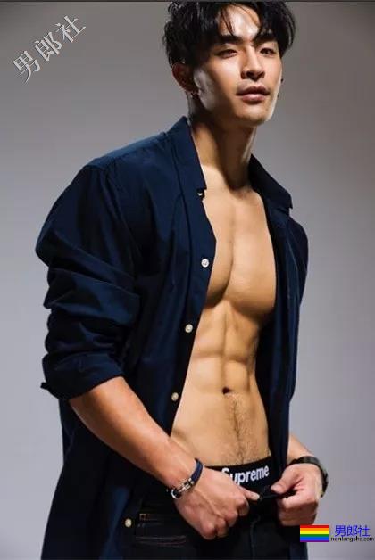 腹肌体育生大胆拍超A写真，公狗腰舞蹈天菜被男摄影师青睐！ - 51虹马