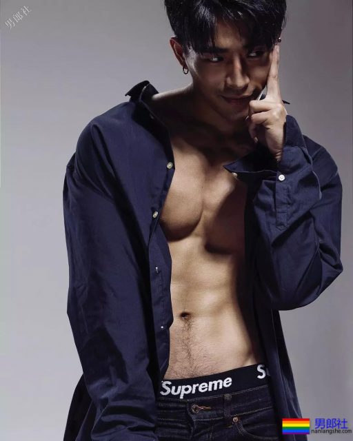 腹肌体育生大胆拍超A写真，公狗腰舞蹈天菜被男摄影师青睐！ - 51虹马