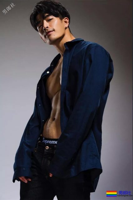 腹肌体育生大胆拍超A写真，公狗腰舞蹈天菜被男摄影师青睐！ - 51虹马