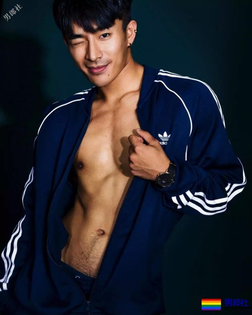 腹肌体育生大胆拍超A写真，公狗腰舞蹈天菜被男摄影师青睐！ - 51虹马