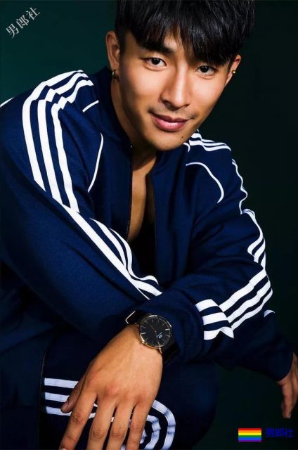 腹肌体育生大胆拍超A写真，公狗腰舞蹈天菜被男摄影师青睐！ - 51虹马