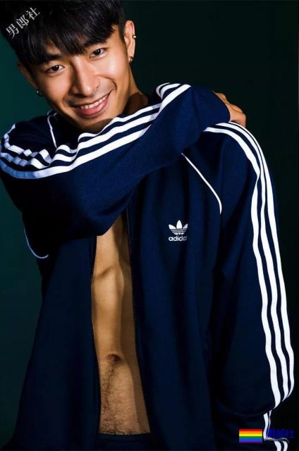 腹肌体育生大胆拍超A写真，公狗腰舞蹈天菜被男摄影师青睐！ - 51虹马