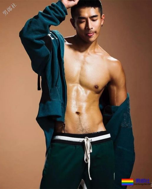 腹肌体育生大胆拍超A写真，公狗腰舞蹈天菜被男摄影师青睐！ - 51虹马