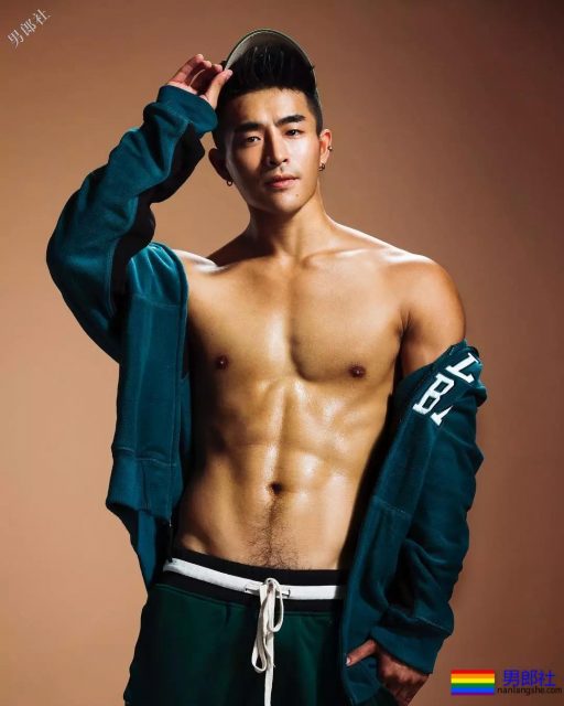 腹肌体育生大胆拍超A写真，公狗腰舞蹈天菜被男摄影师青睐！ - 51虹马