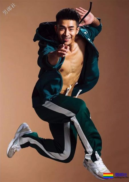 腹肌体育生大胆拍超A写真，公狗腰舞蹈天菜被男摄影师青睐！ - 51虹马