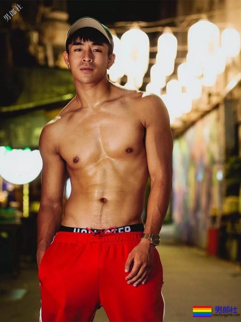 腹肌体育生大胆拍超A写真，公狗腰舞蹈天菜被男摄影师青睐！ - 51虹马