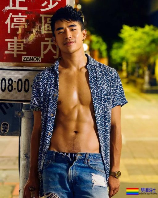 腹肌体育生大胆拍超A写真，公狗腰舞蹈天菜被男摄影师青睐！ - 51虹马