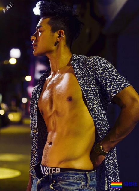 腹肌体育生大胆拍超A写真，公狗腰舞蹈天菜被男摄影师青睐！ - 51虹马