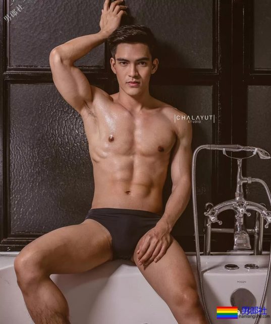 Gay床都摇坏了，小“0”受还在挤眼？ - 51虹马