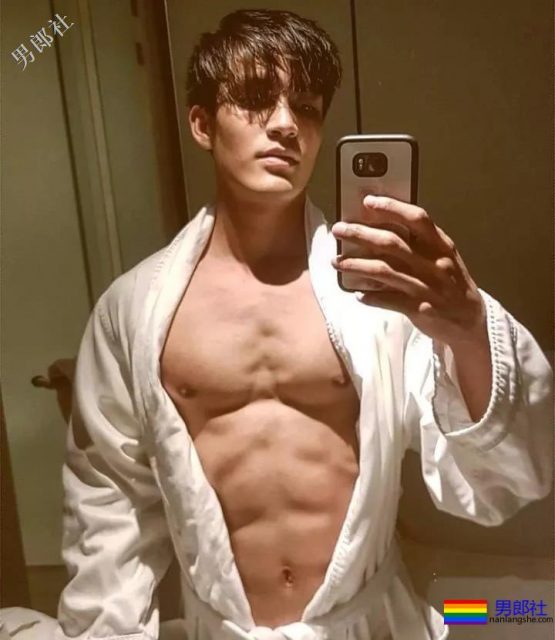 Gay床都摇坏了，小“0”受还在挤眼？ - 51虹马