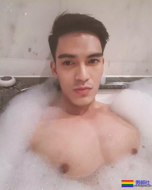 Gay床都摇坏了，小“0”受还在挤眼？ - 51虹马