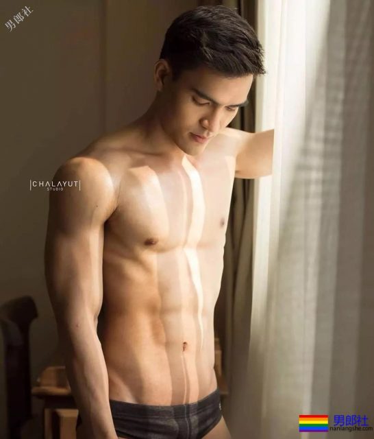 Gay床都摇坏了，小“0”受还在挤眼？ - 51虹马