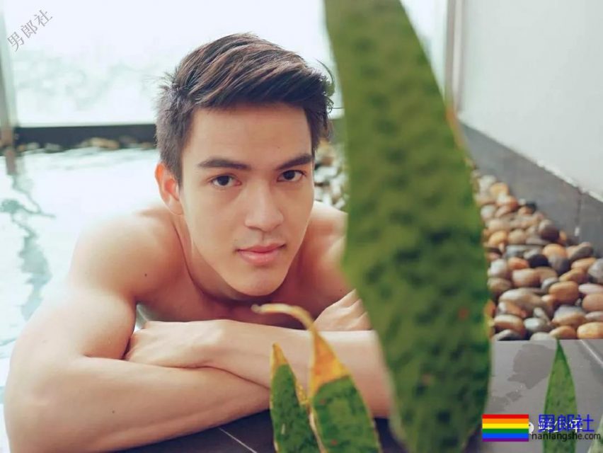 Gay床都摇坏了，小“0”受还在挤眼？ - 51虹马