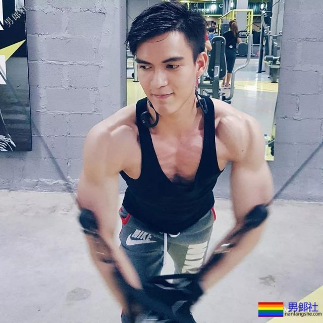 Gay床都摇坏了，小“0”受还在挤眼？ - 51虹马