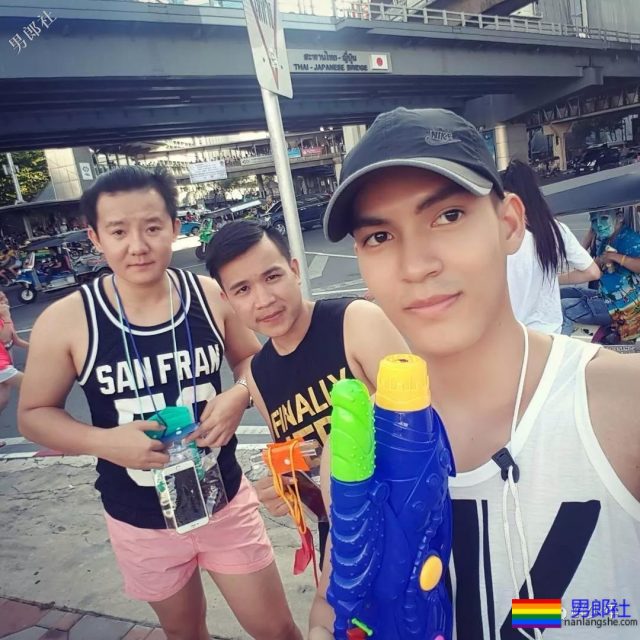 Gay床都摇坏了，小“0”受还在挤眼？ - 51虹马