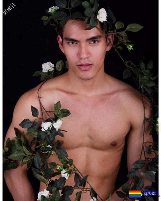 Gay床都摇坏了，小“0”受还在挤眼？ - 51虹马