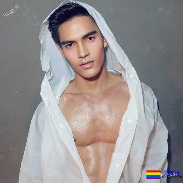 Gay床都摇坏了，小“0”受还在挤眼？ - 51虹马