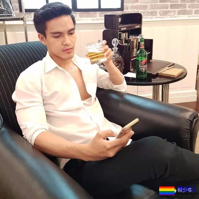 Gay床都摇坏了，小“0”受还在挤眼？ - 51虹马