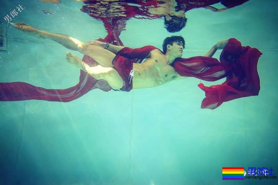 Gay床都摇坏了，小“0”受还在挤眼？ - 51虹马