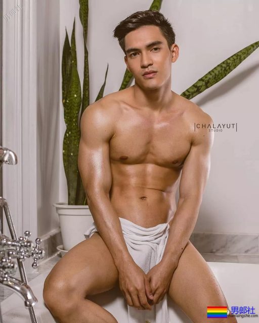 Gay床都摇坏了，小“0”受还在挤眼？ - 51虹马