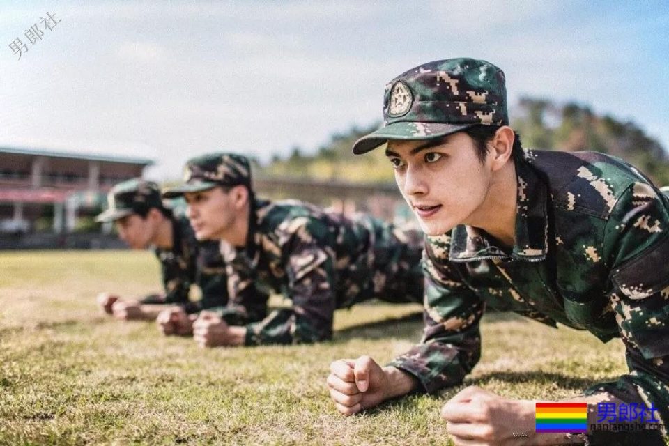 于正新剧《烈火军校》帅哥扎群！腱子肉硬汉小哥，八块腹肌被业界好评！ - 51虹马