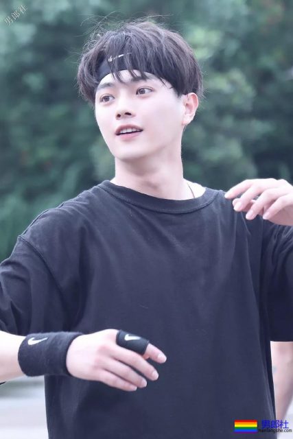 于正新剧《烈火军校》帅哥扎群！腱子肉硬汉小哥，八块腹肌被业界好评！ - 51虹马