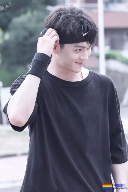 于正新剧《烈火军校》帅哥扎群！腱子肉硬汉小哥，八块腹肌被业界好评！ - 51虹马