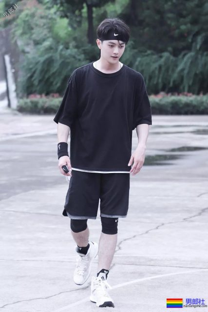 于正新剧《烈火军校》帅哥扎群！腱子肉硬汉小哥，八块腹肌被业界好评！ - 51虹马