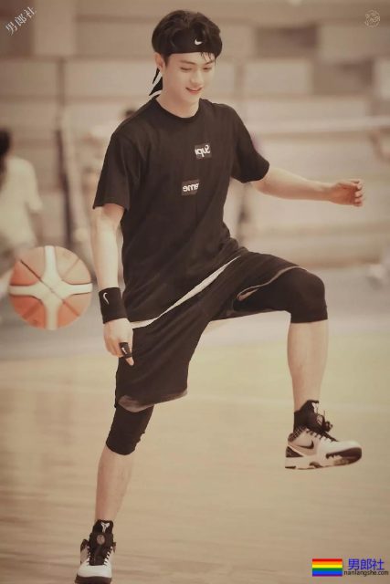 于正新剧《烈火军校》帅哥扎群！腱子肉硬汉小哥，八块腹肌被业界好评！ - 51虹马