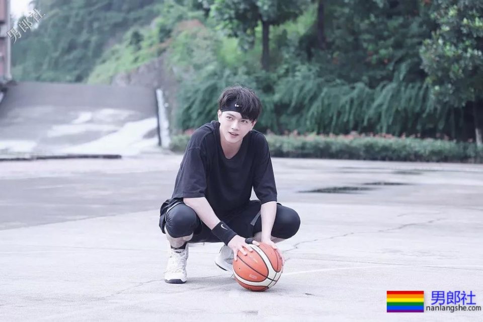 于正新剧《烈火军校》帅哥扎群！腱子肉硬汉小哥，八块腹肌被业界好评！ - 51虹马