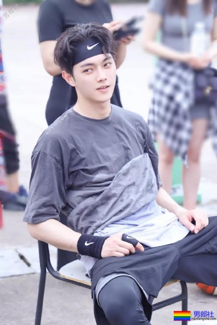 于正新剧《烈火军校》帅哥扎群！腱子肉硬汉小哥，八块腹肌被业界好评！ - 51虹马