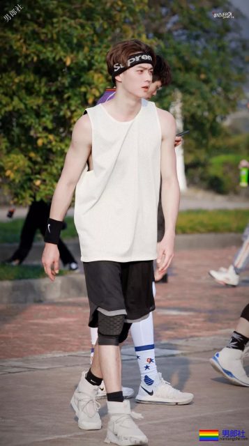 于正新剧《烈火军校》帅哥扎群！腱子肉硬汉小哥，八块腹肌被业界好评！ - 51虹马